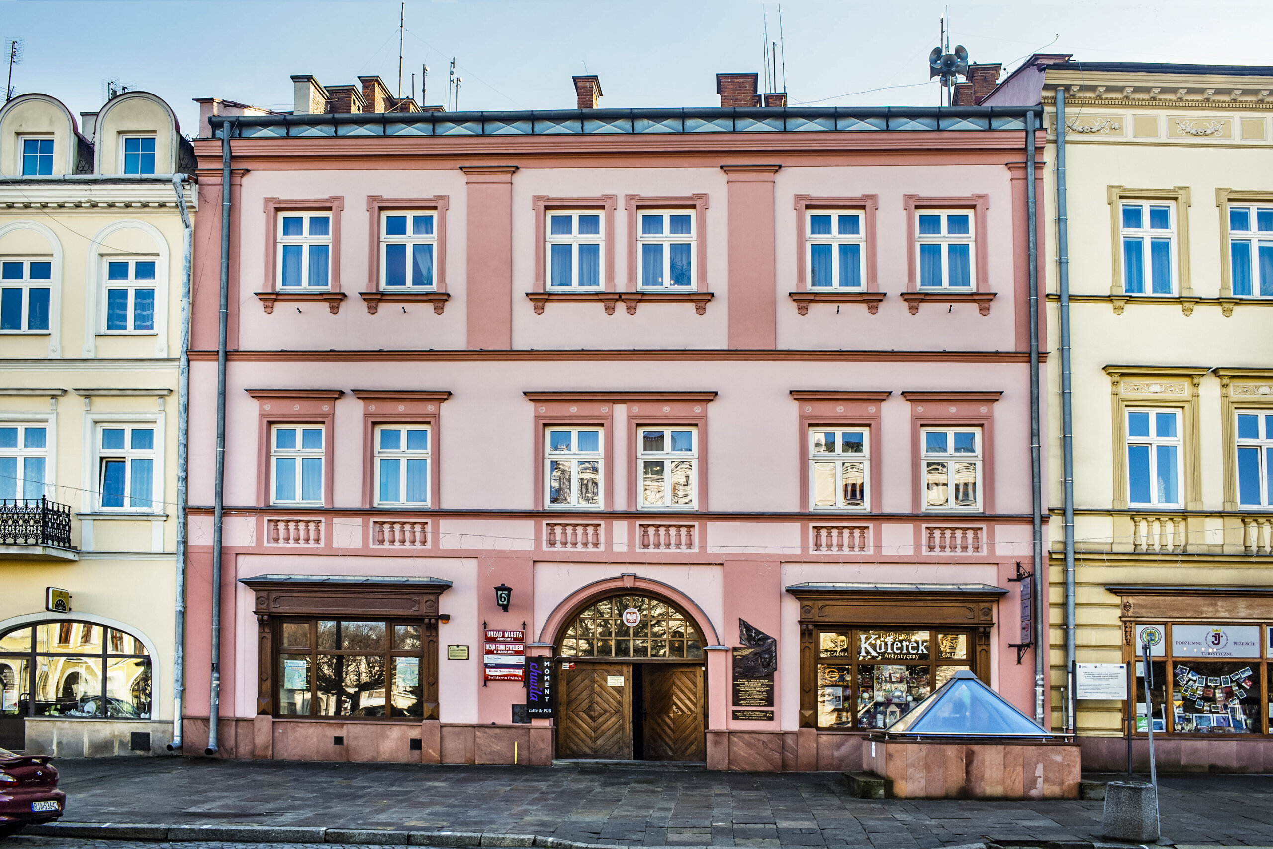 Widok na kamienicę Gruszewiczów od strony ratusza