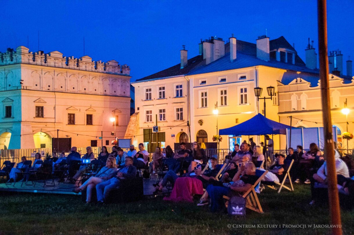 widzowie podczas seansu w tle kamienica Orsettich i kamienica Ratuszowa