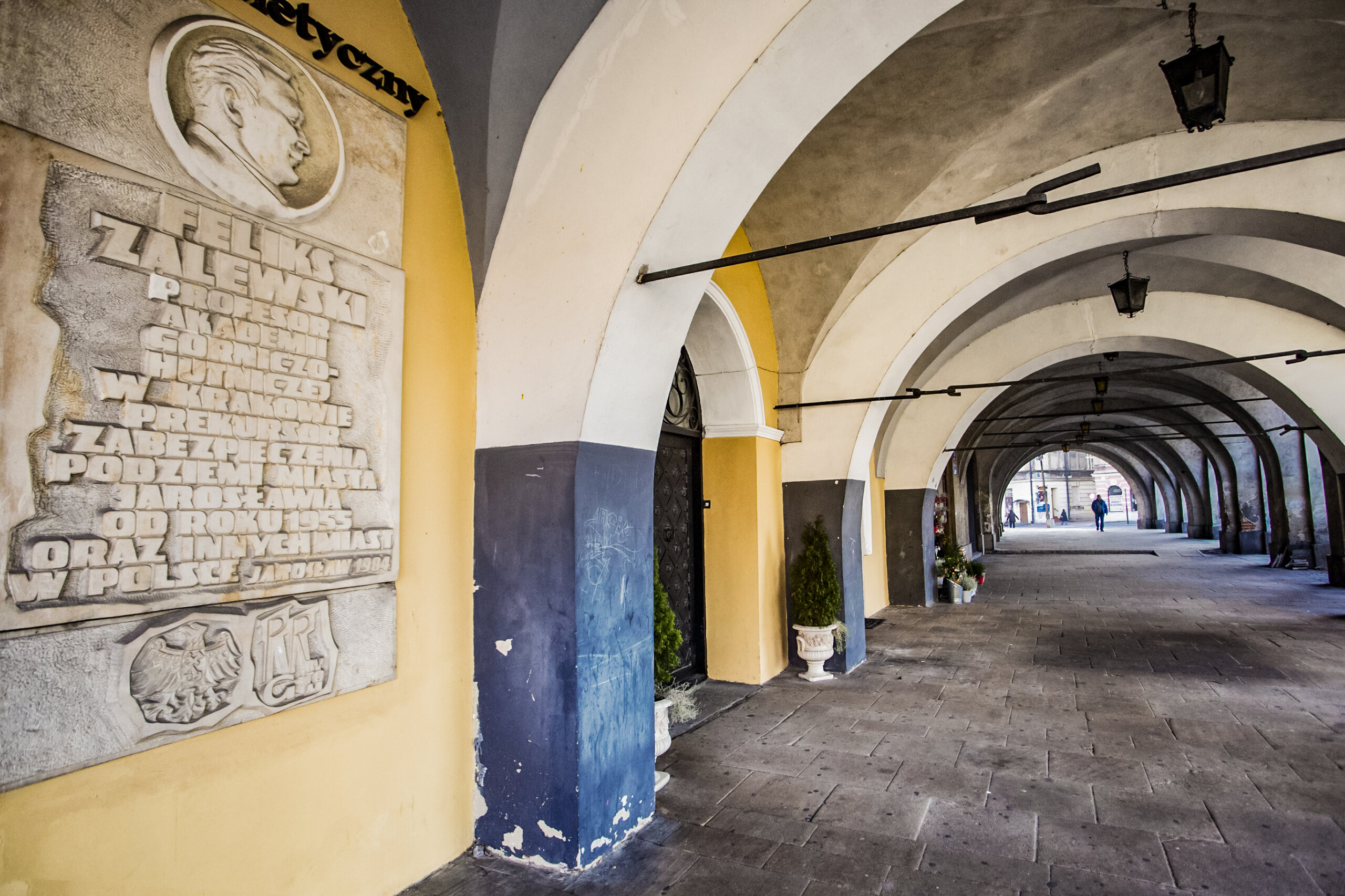 Widok z podcieni na kamienicę Rydzikową z tablicą pamięci prof. Zalewskiego