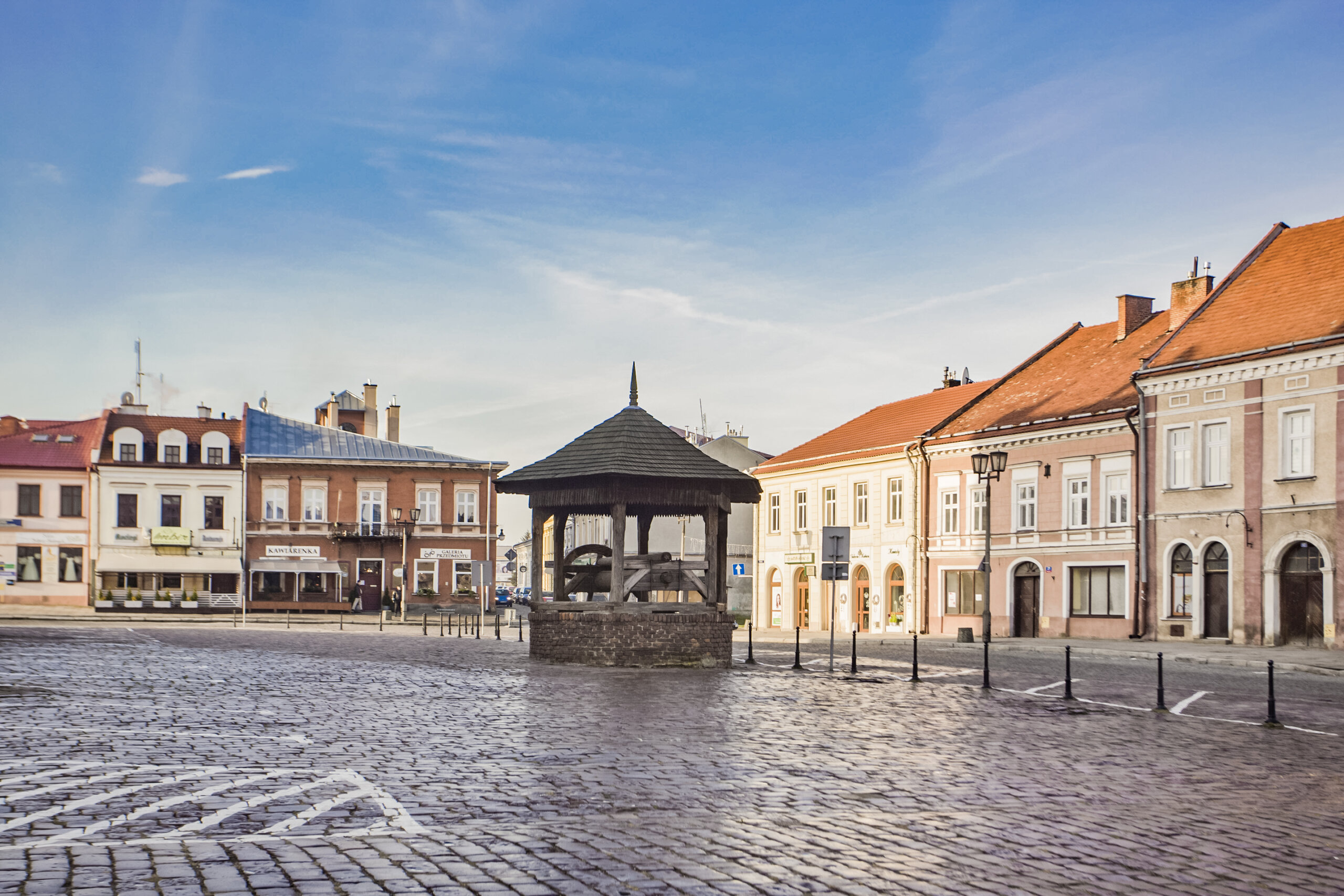 Widok na studnię miejską od strony kamienicy Rydzikowej