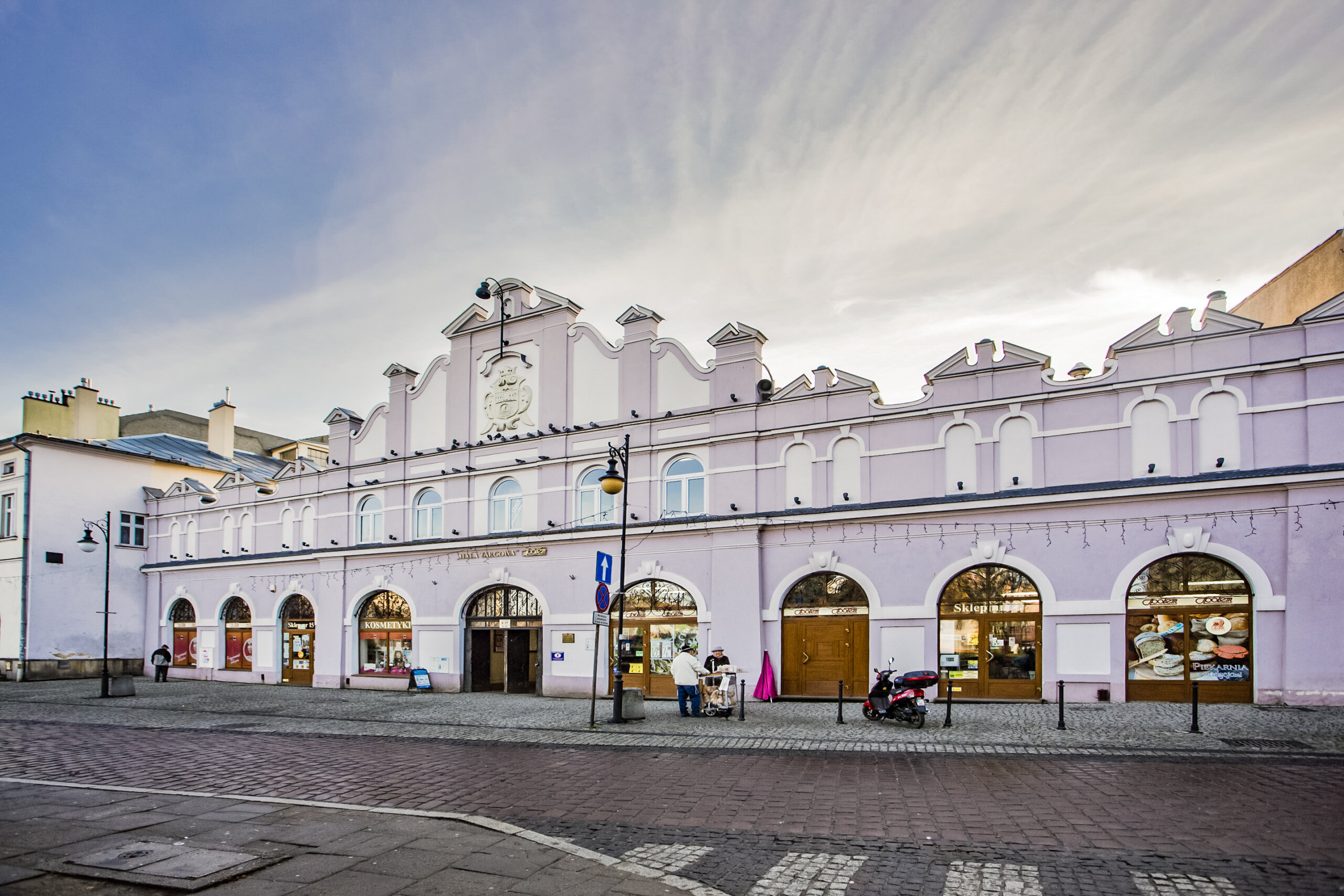 Widok na wiatę targową od strony placu Św. Michała