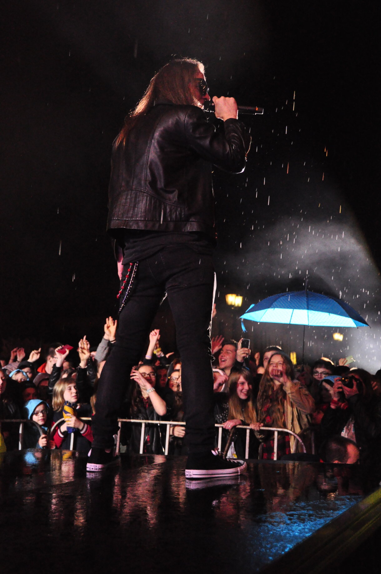 Widok ze sceny, artysta - lider zespołu Wideo, w tle publiczność