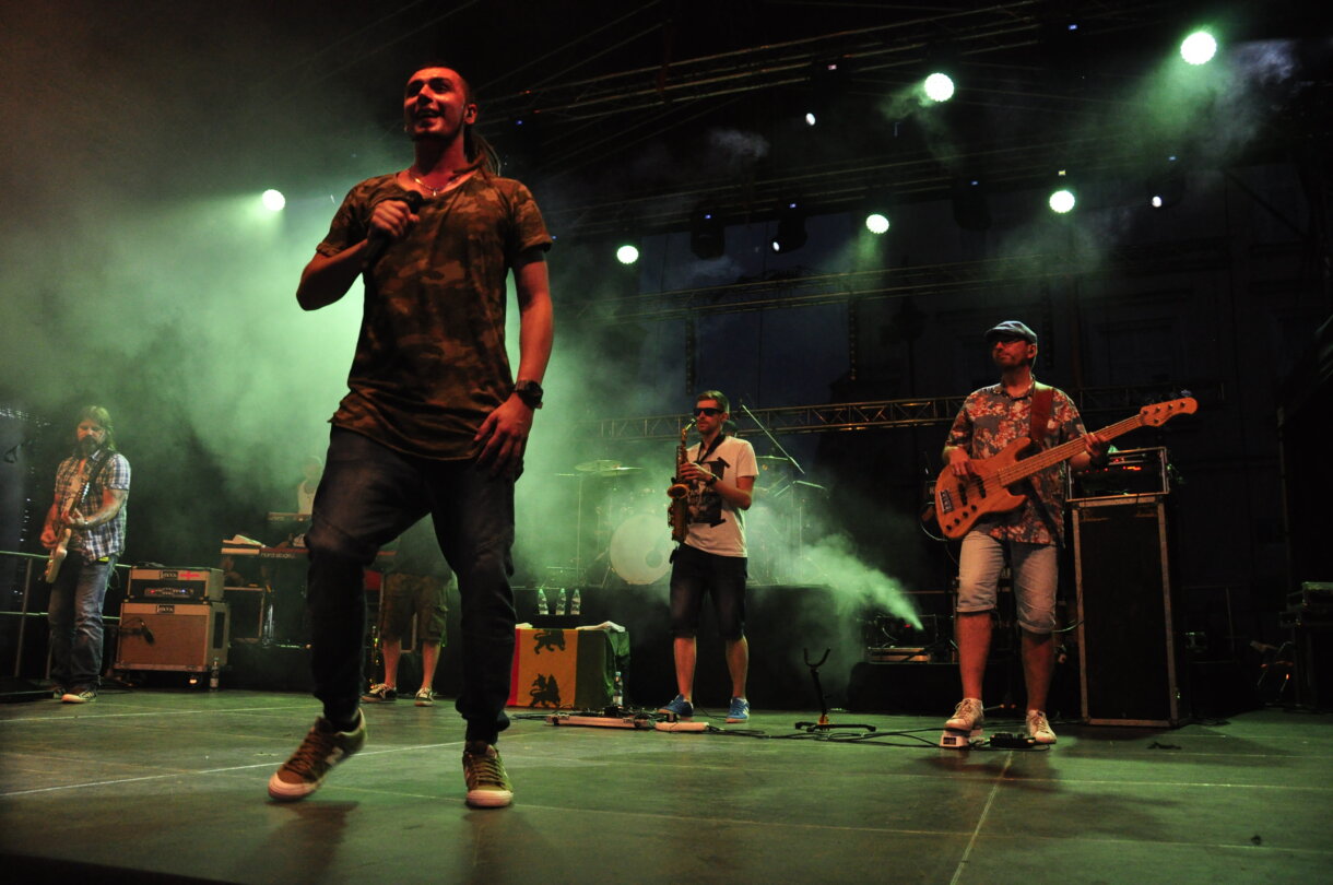 Artysta - Kamil Bednarek, z zespołem na scenie