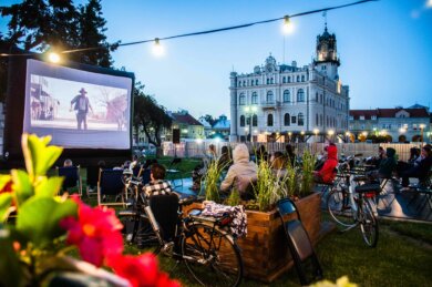 Western na początek plac św. Michała, Kino pod gwiazdami, widzowie, ratusz w tle
