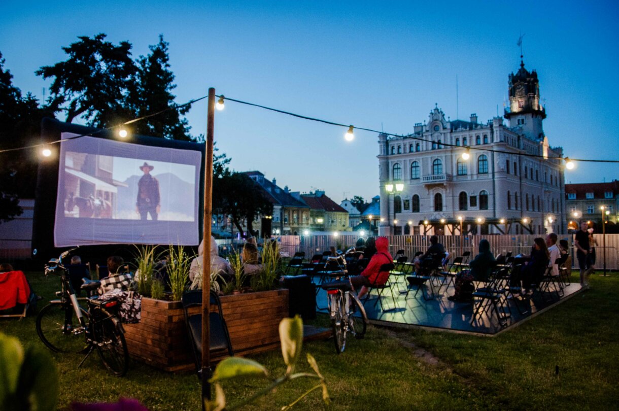 plac św. Michała, Kino pod gwiazdami, widzowie, ratusz w tle
