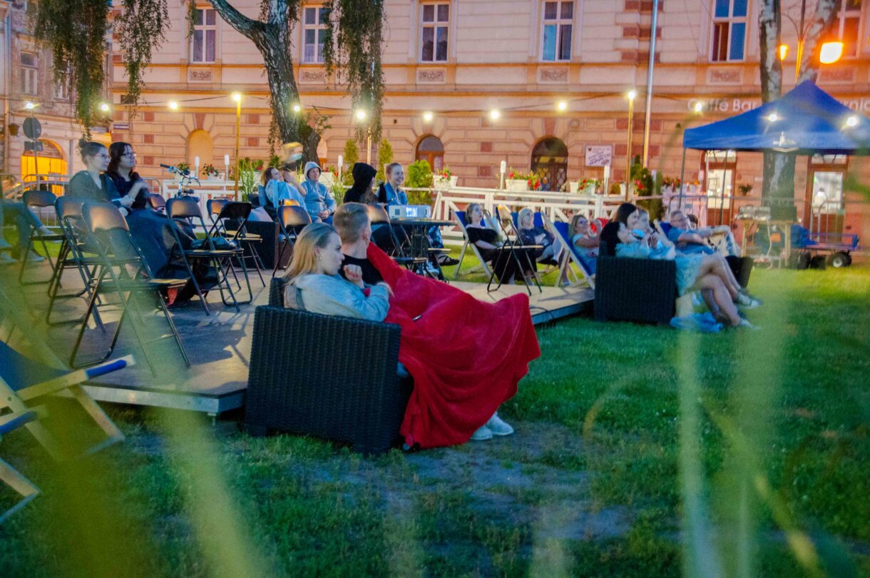 widzowie na leżakach i kanapach