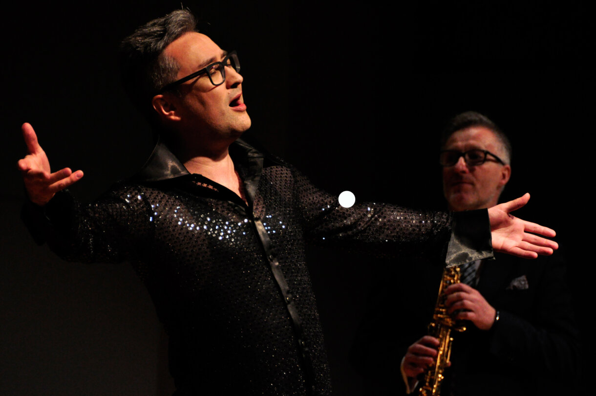 Artysta - Jacek Ścibor, w tle saksofonista