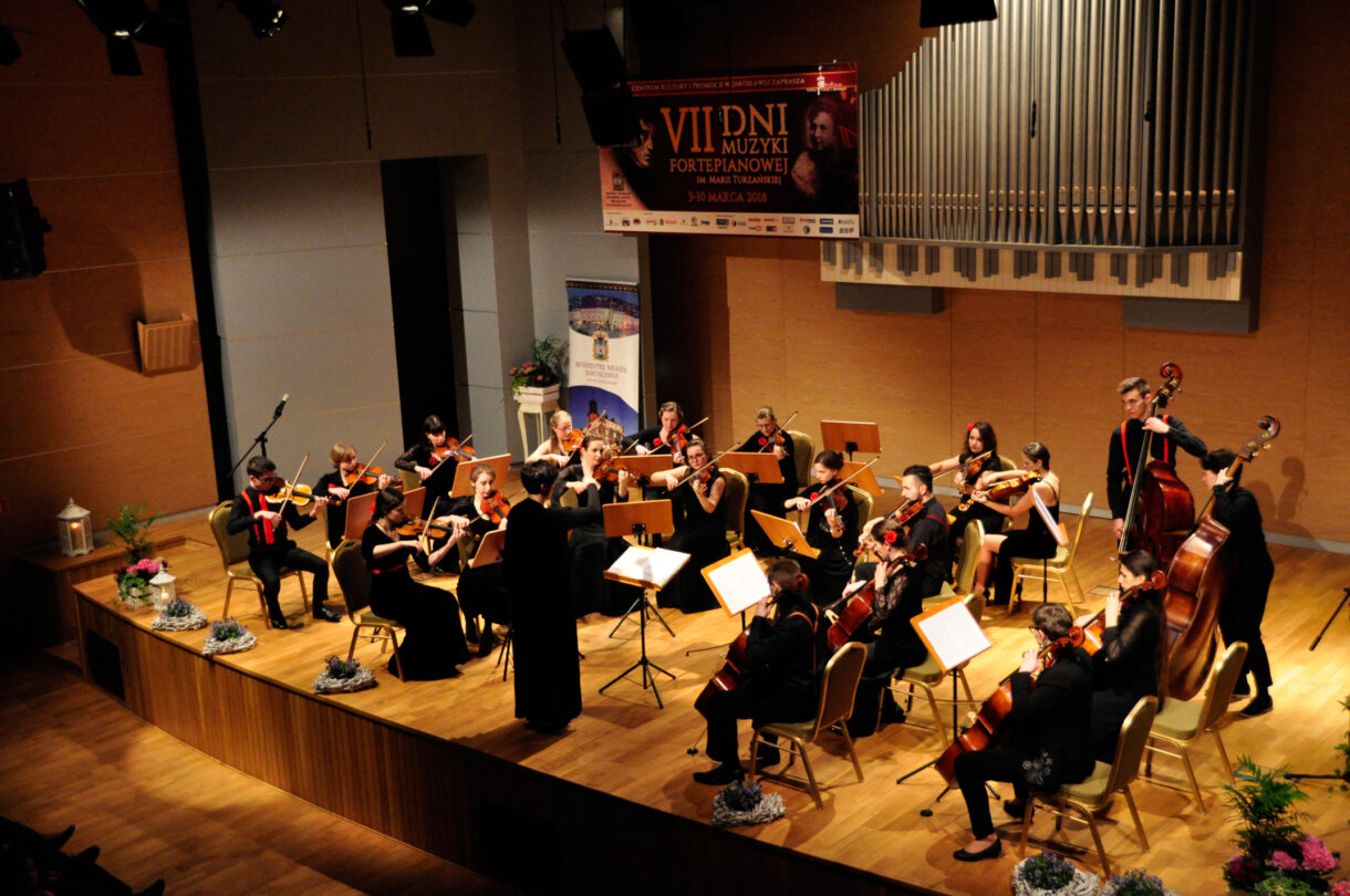 Widok z balkonu na orkiestrę