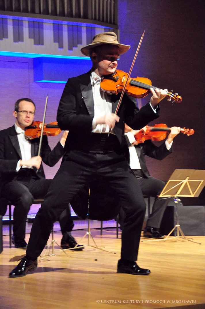 Mężczyzna grający na skrzypcach - Grupa Mocarta