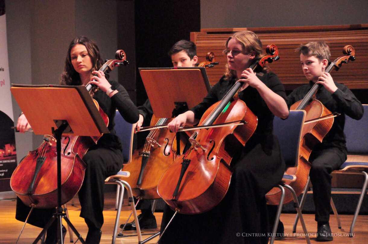 Grupa ludzi grających na wiolonczeli