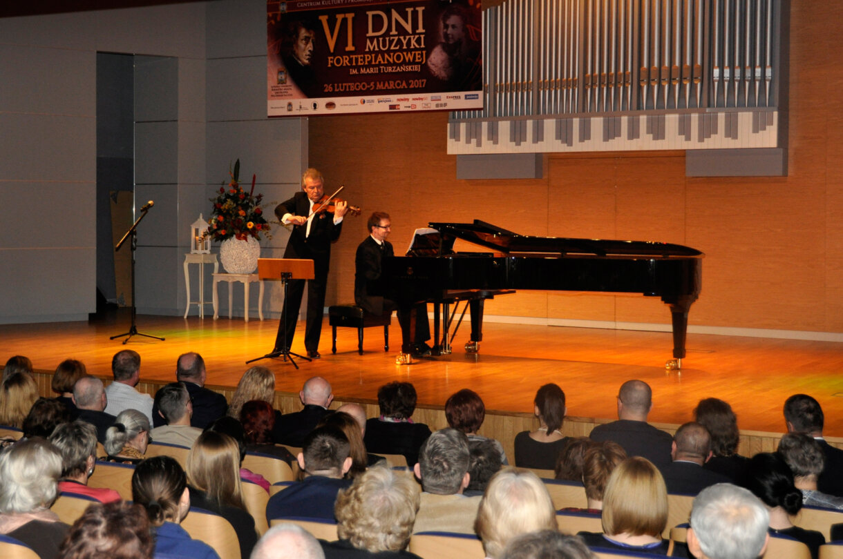 Artysta - Wadim Brodzki, na scenie, z przodu publiczność