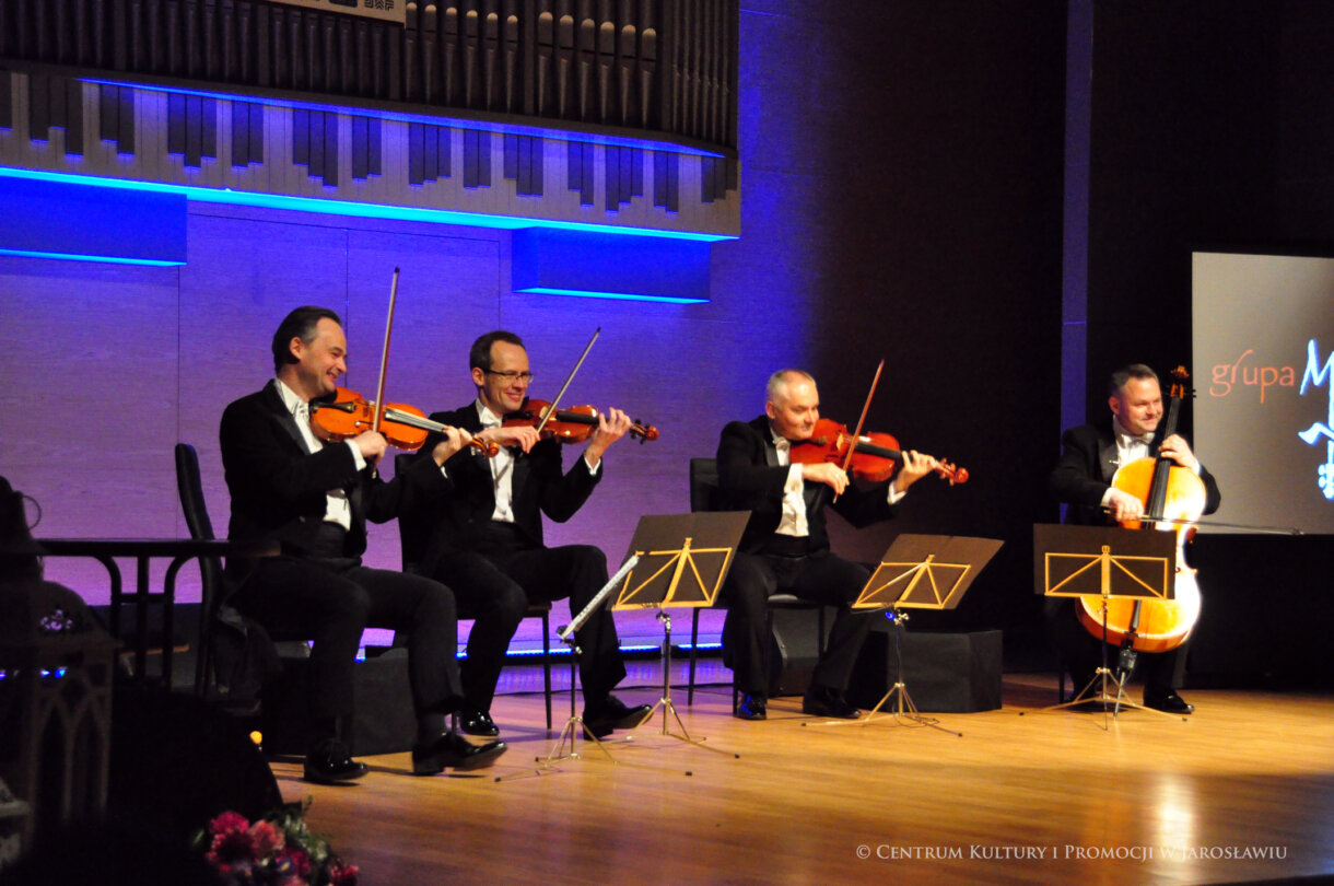 Czterech mężczyzn na scenie - Grupa Mocarta