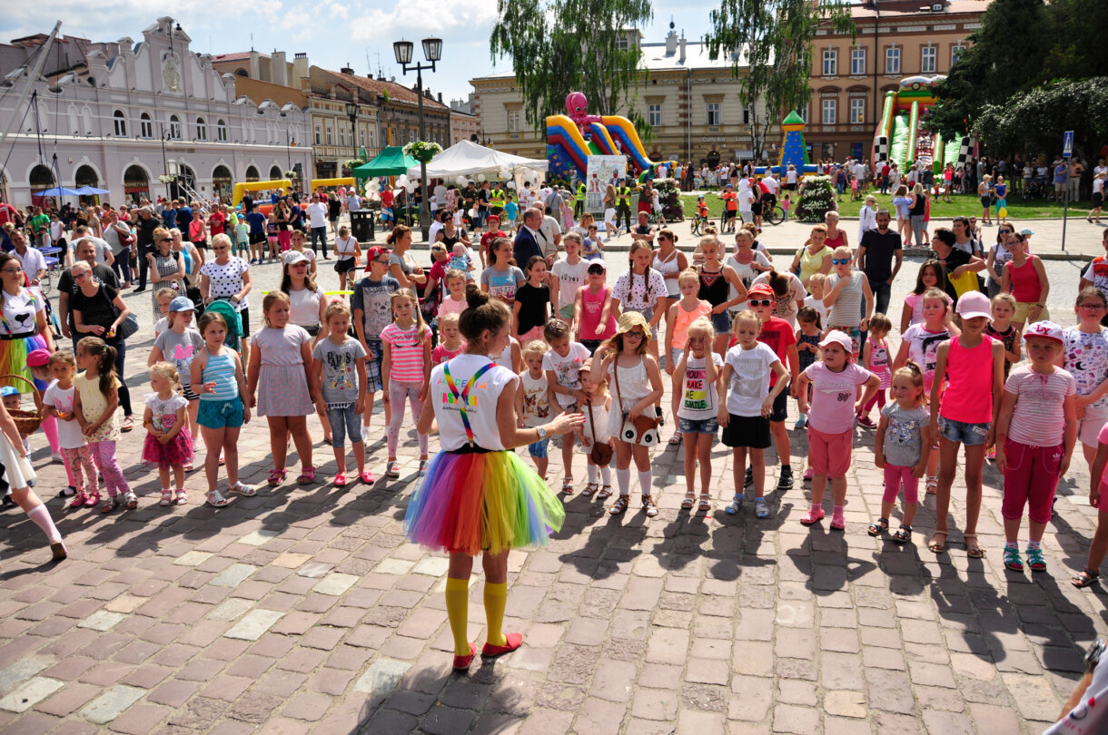 Grupa dzieci i prowadząca zabawy
