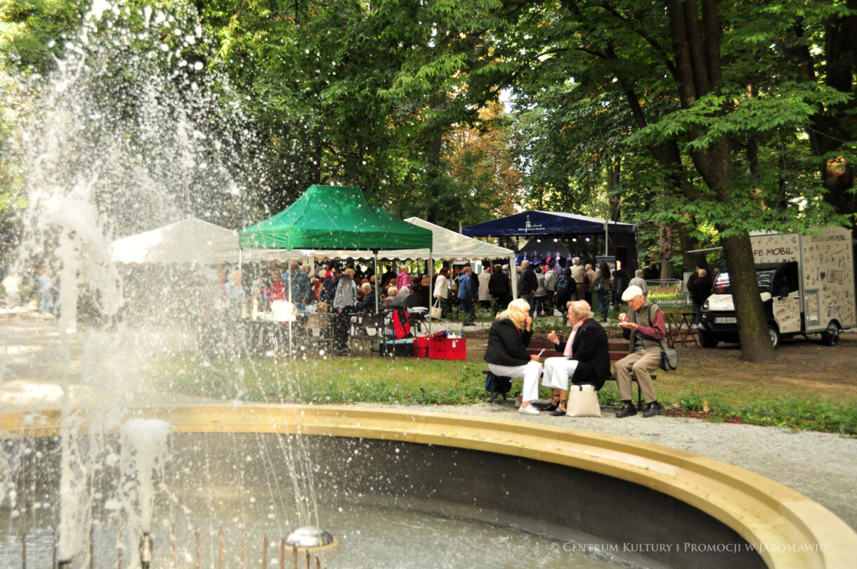 Fragment fontanny, w tle ludzie