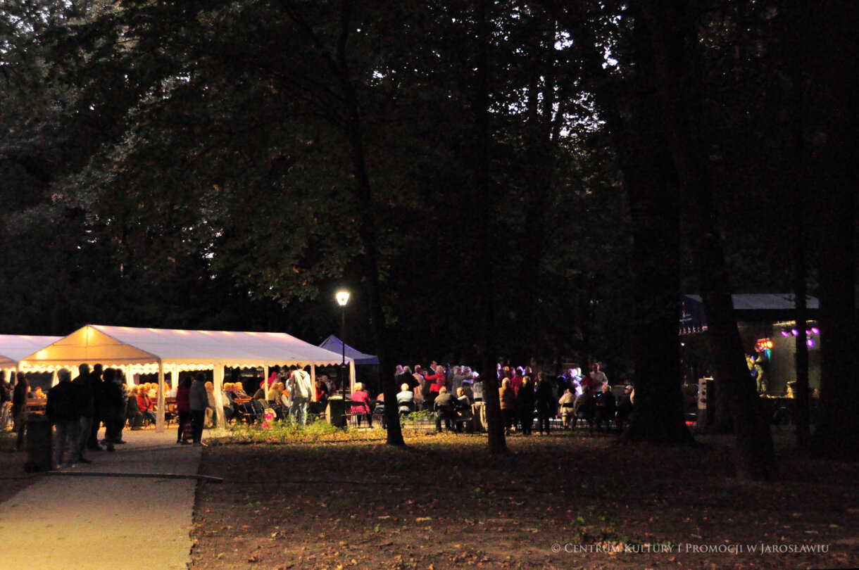 Widok na namiot gastronomiczny