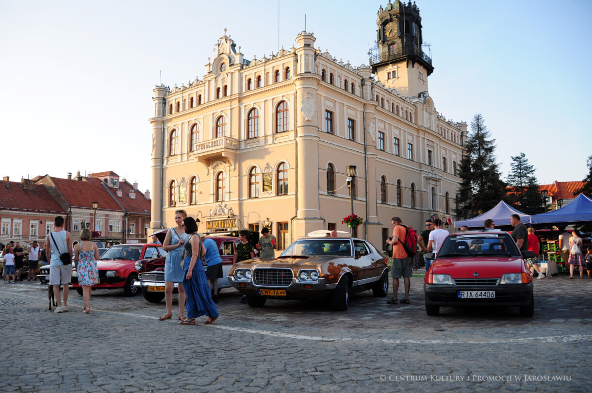 Samochody, w tle ratusz