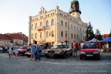 Klasykowisko – Zlot Pojazdów Zabytkowych Samochody, w tle ratusz