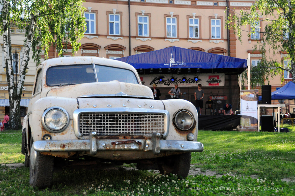 Stary samochód, w tle scena