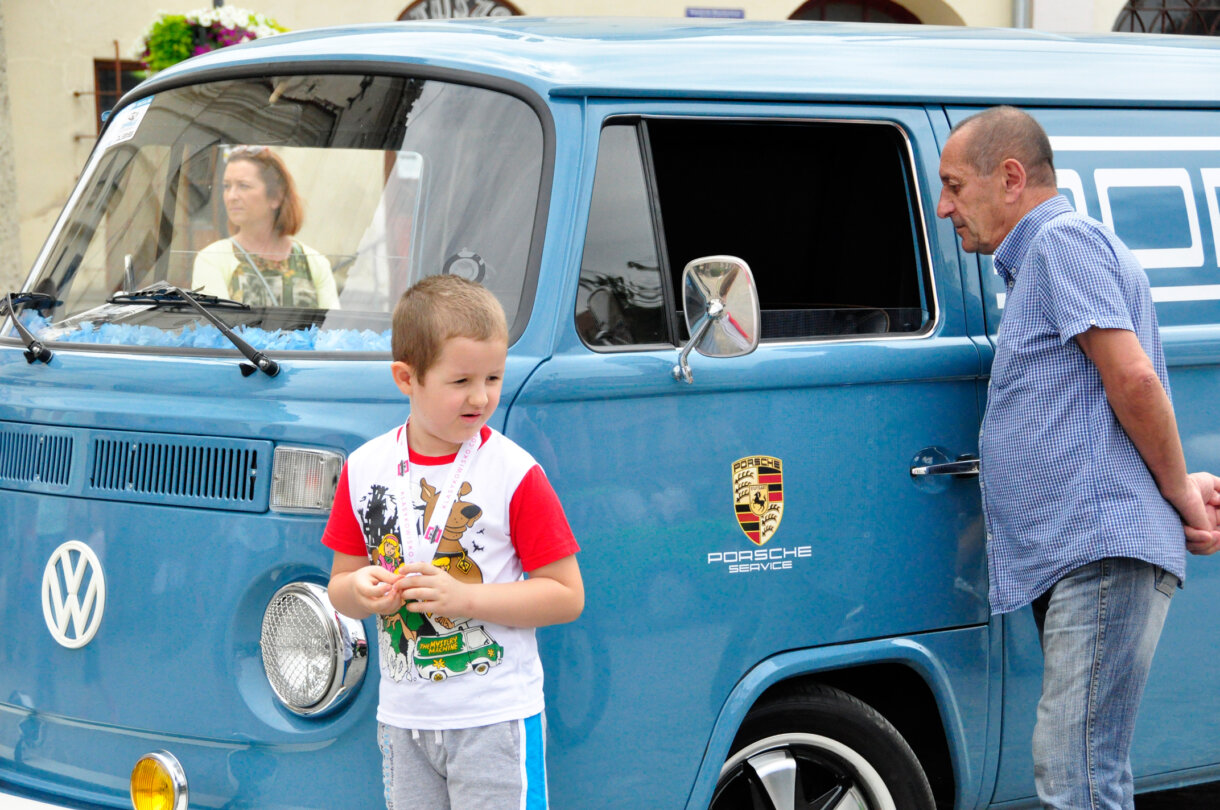 Chłopiec na tle samochodu