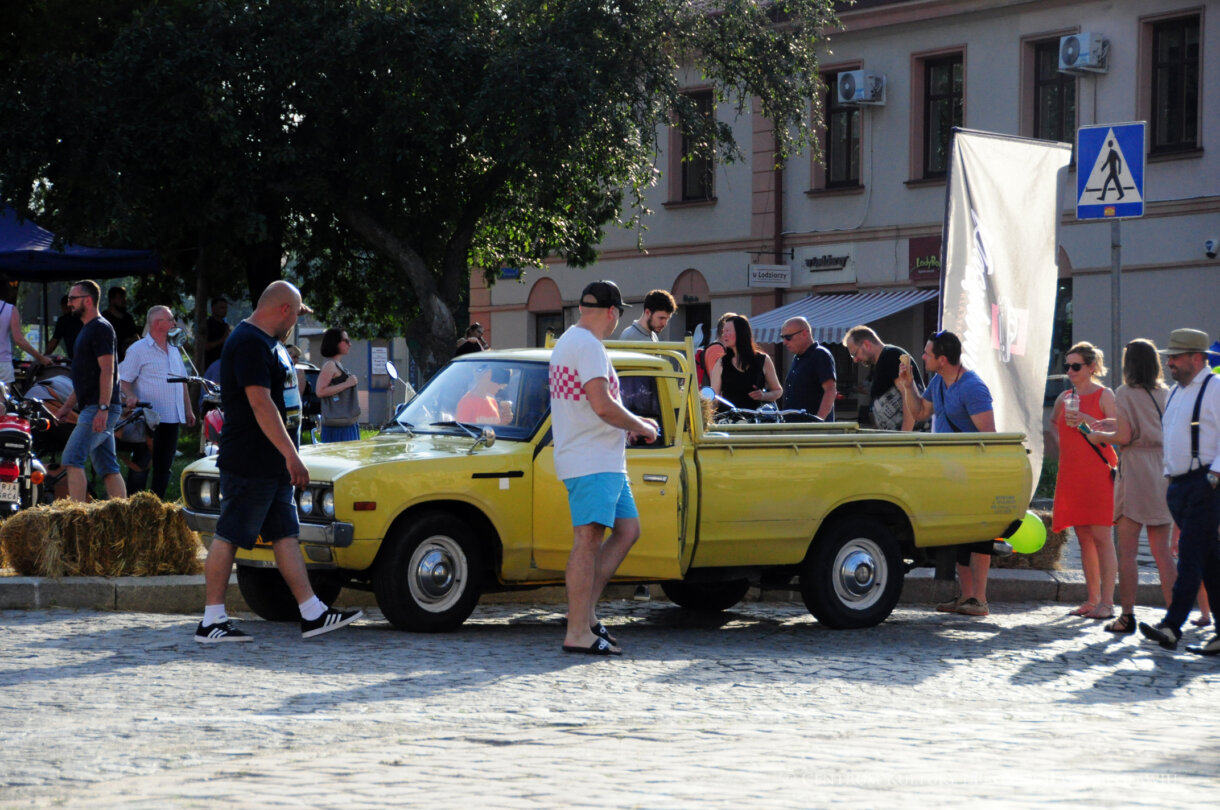 Grupa ludzi przy samochodzie