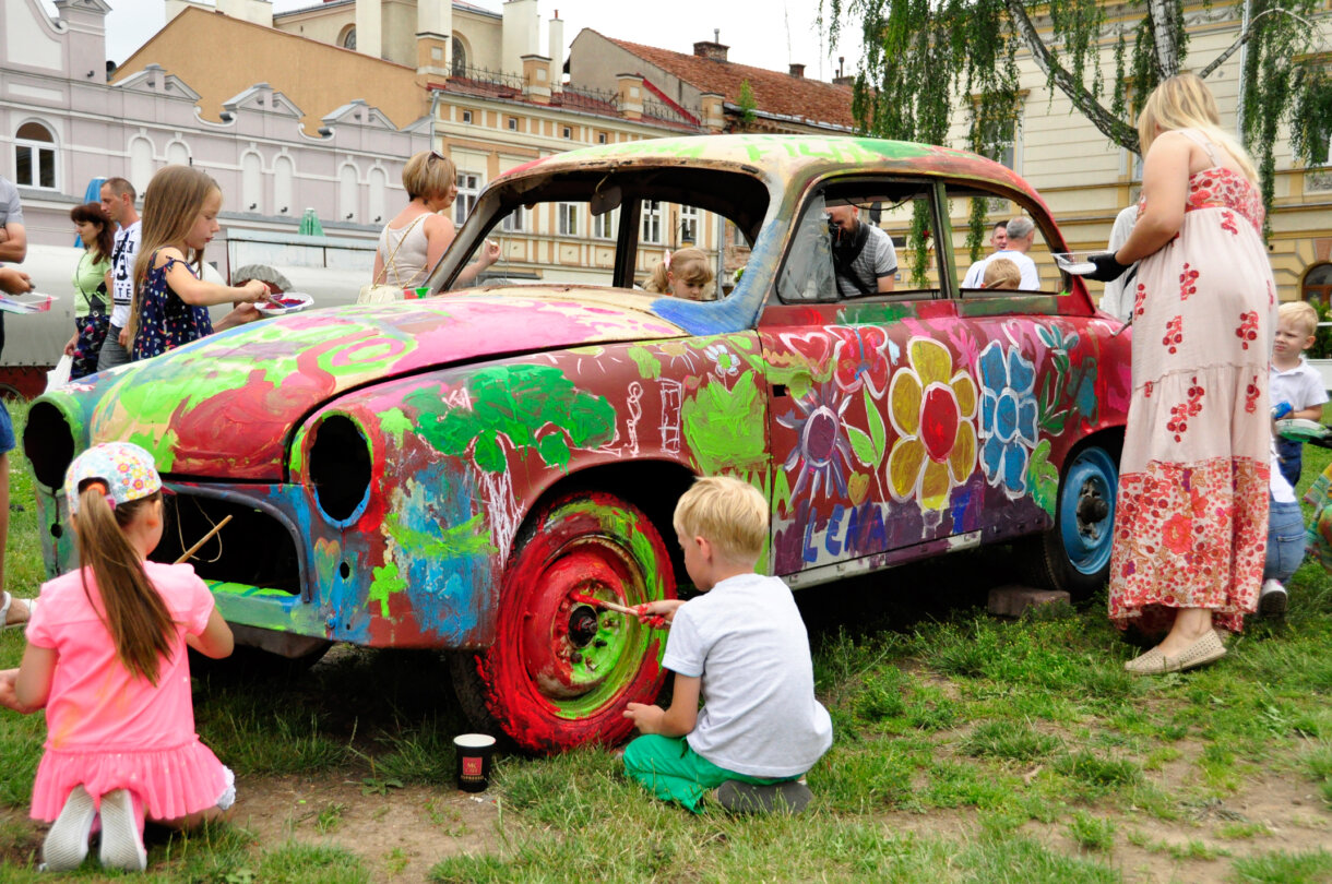 Dziecko malujące koło samochodu