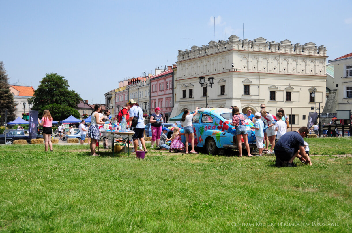 Grupa dzieci malująca samochód