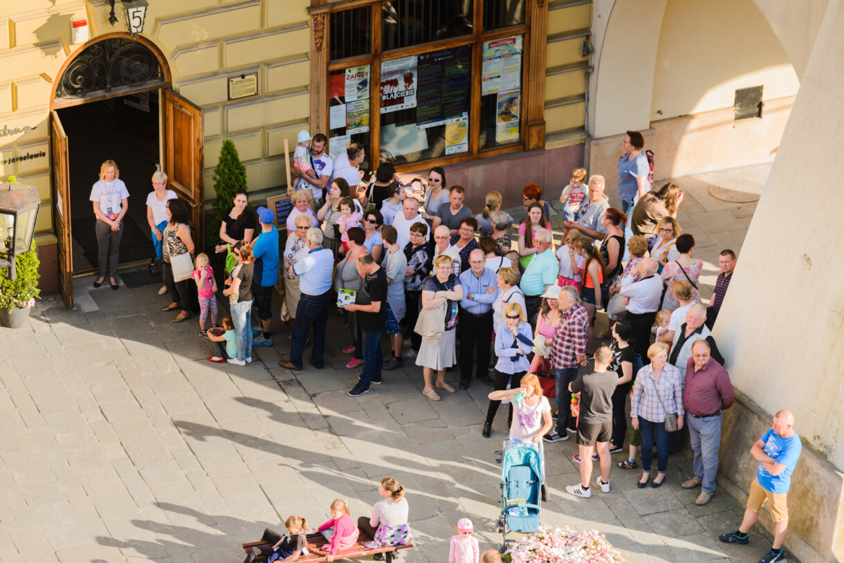 Ludzie przed kamienicą Attavantich, widok z wieży ratusza