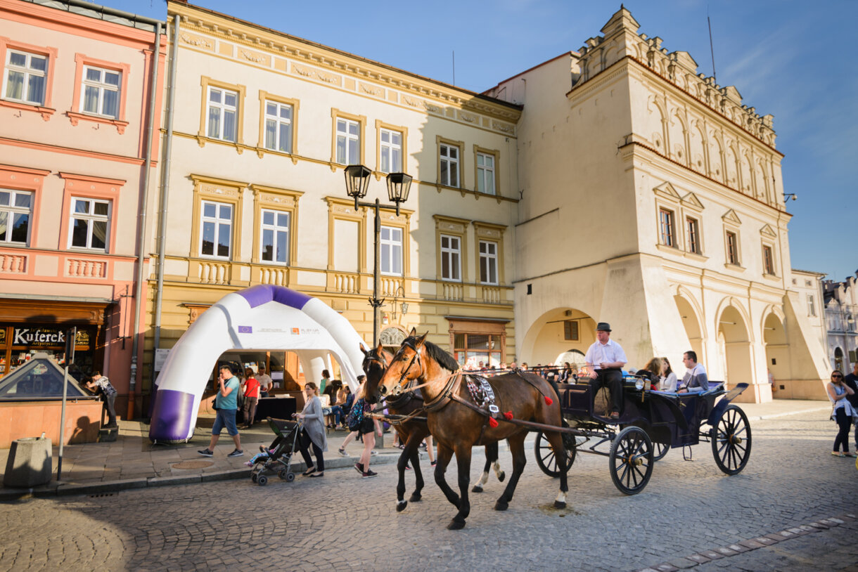 Jadąca bryczka, w tle kamienice Attavantich i Orsettich
