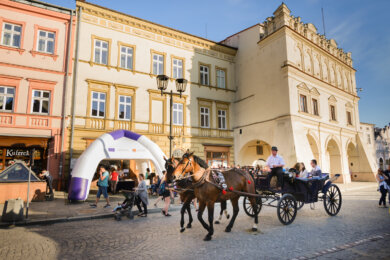 Noc Zwiedzania Rynku Jadąca bryczka, w tle kamienice Attavantich i Orsettich