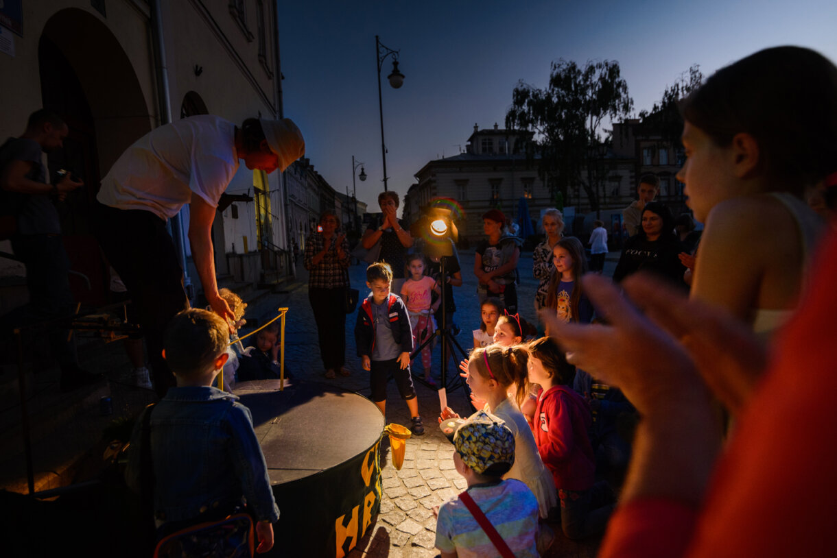 Ludzie oglądający teatrzyk kukiełkowy