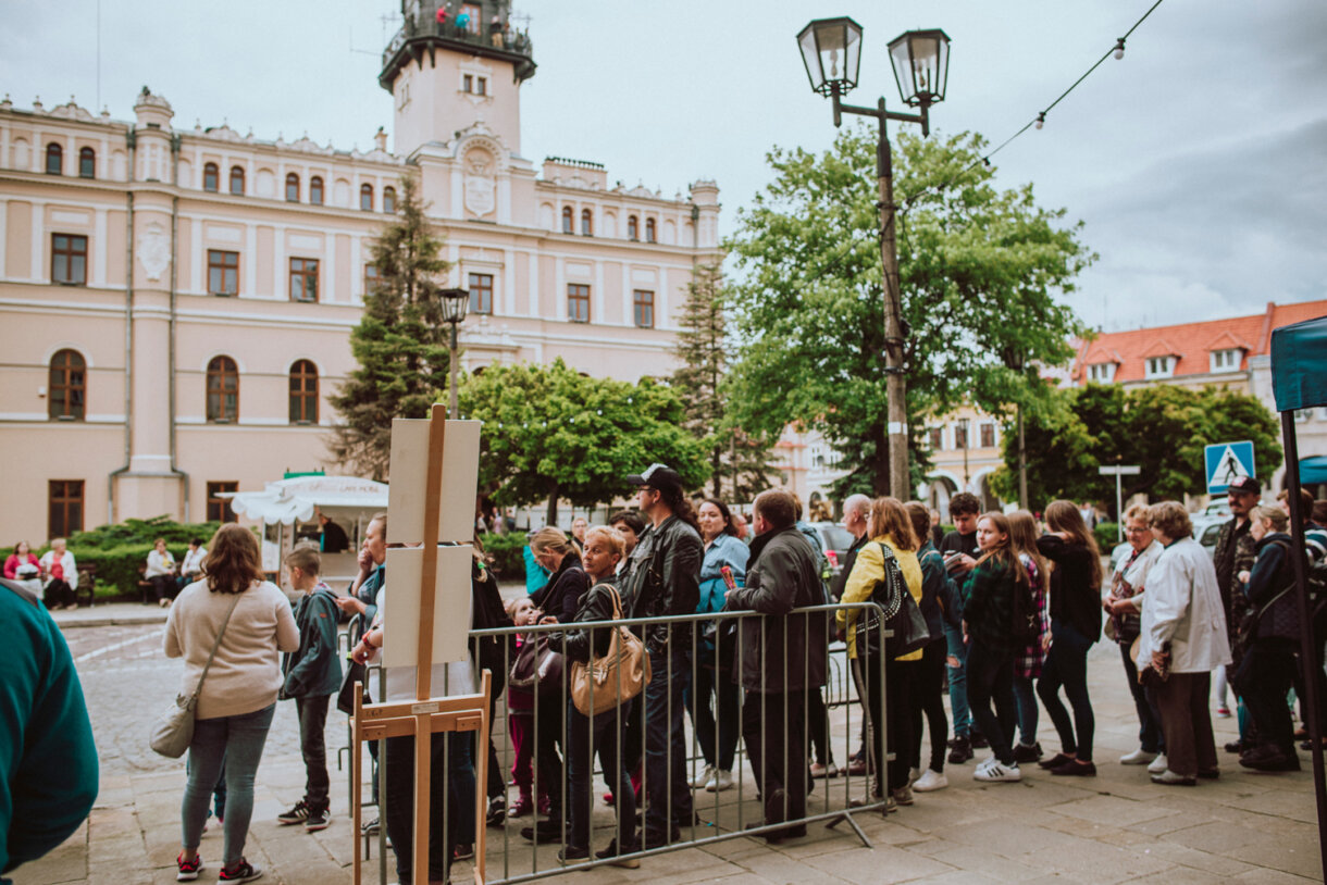 Kolejka ludzi, w tle ratusz