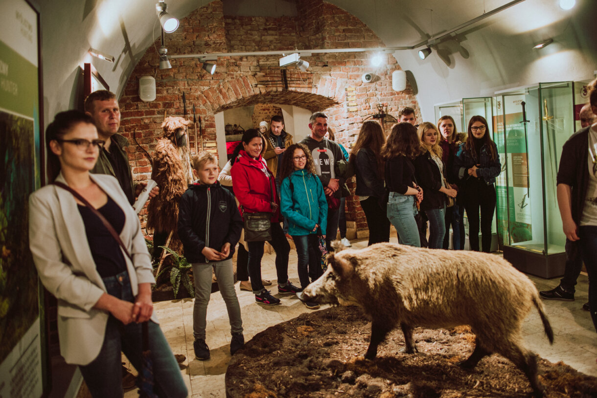 Grupa zwiedzająca Podziemne Przejście Turystyczne