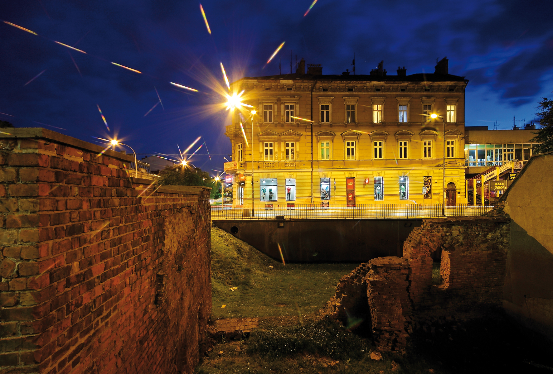 Widok na relikty Bramy Krakowskiej od strony ulicy Węgierskiej