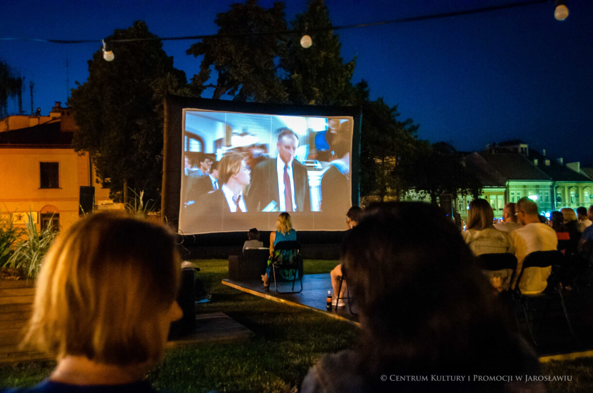 od tyłu widzowie na krzesłach, w tle ekran filmowy