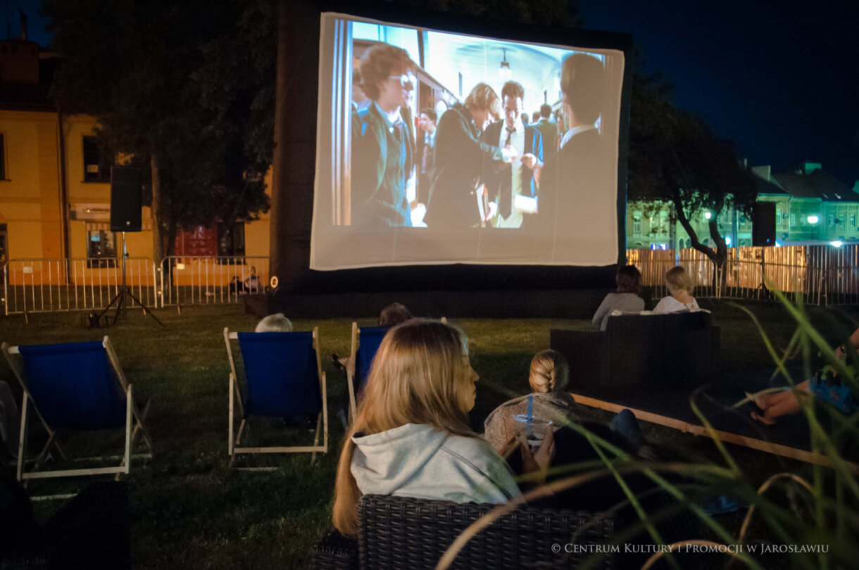 widzowie Kina pod Gwiazdami, w tle ekran filmowy