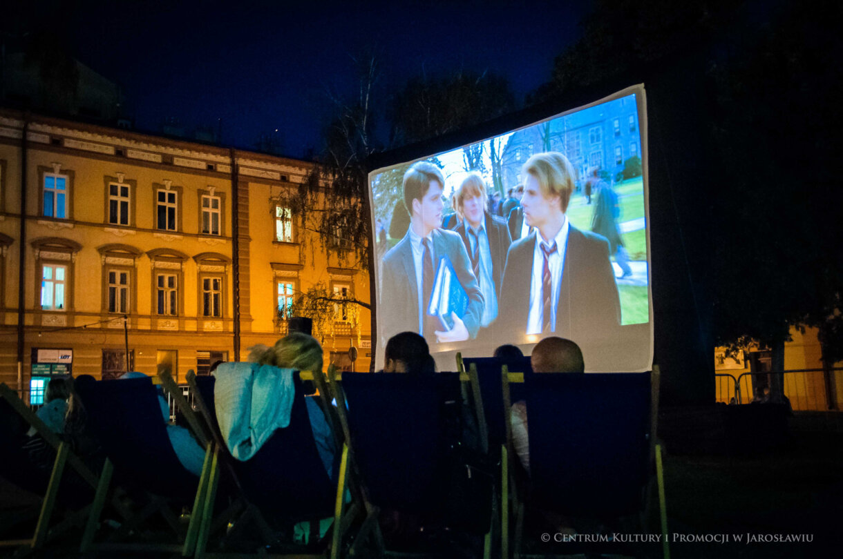 widzowie, ekran w tle