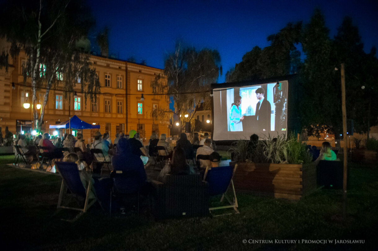 widzowie, ekran w tle