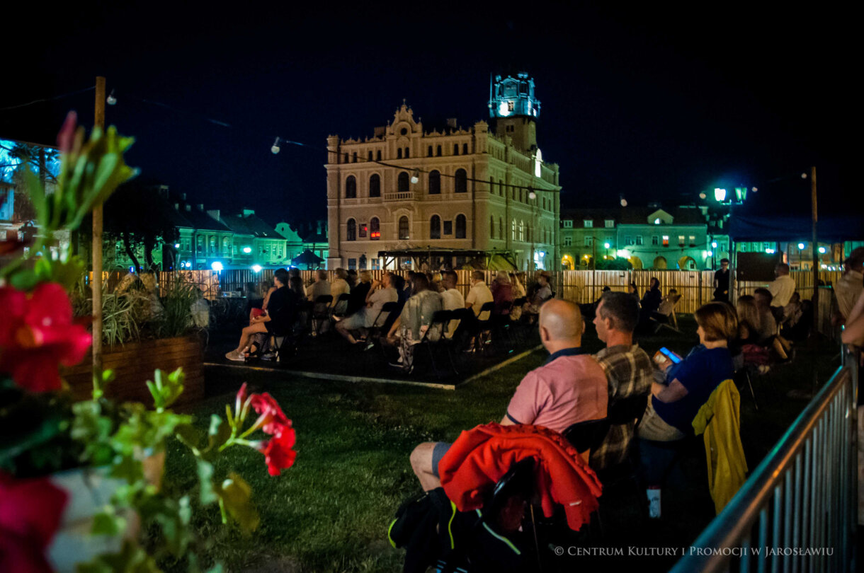 Kino pod Gwiazdami, widzowie, ratusz w tle