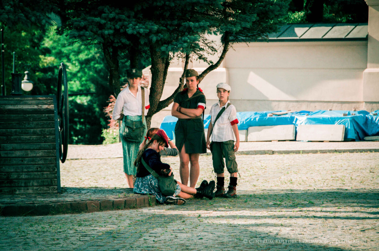 młodzi harcerze ubrani w stroje z czasów wojennych