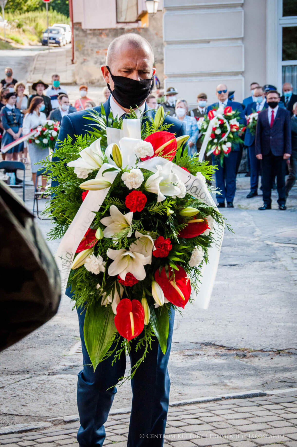 składanie pamiątkowych wiązanek kwiatów podczas rocznicy Powstania Warszawskiego przez uczestników uroczystości