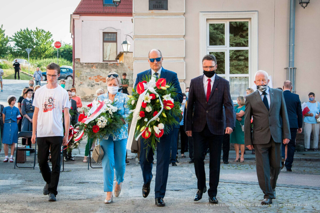 składanie pamiątkowych wiązanek kwiatów podczas rocznicy Powstania Warszawskiego przez uczestników uroczystości