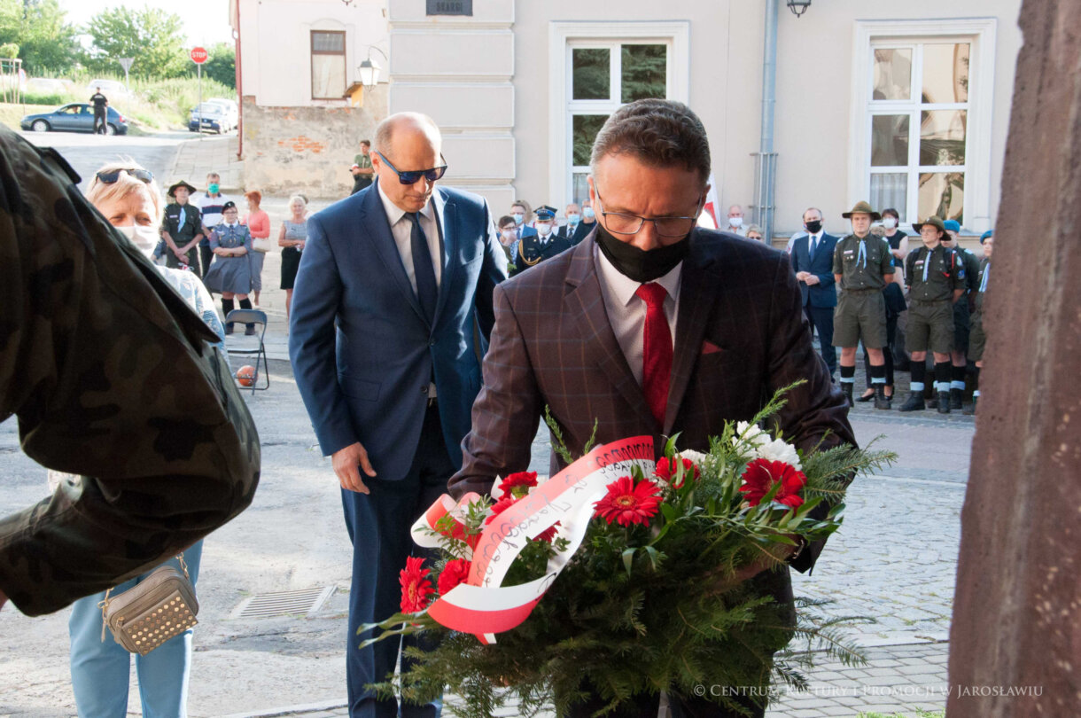 składanie pamiątkowych wiązanek kwiatów podczas rocznicy Powstania Warszawskiego przez uczestników uroczystości