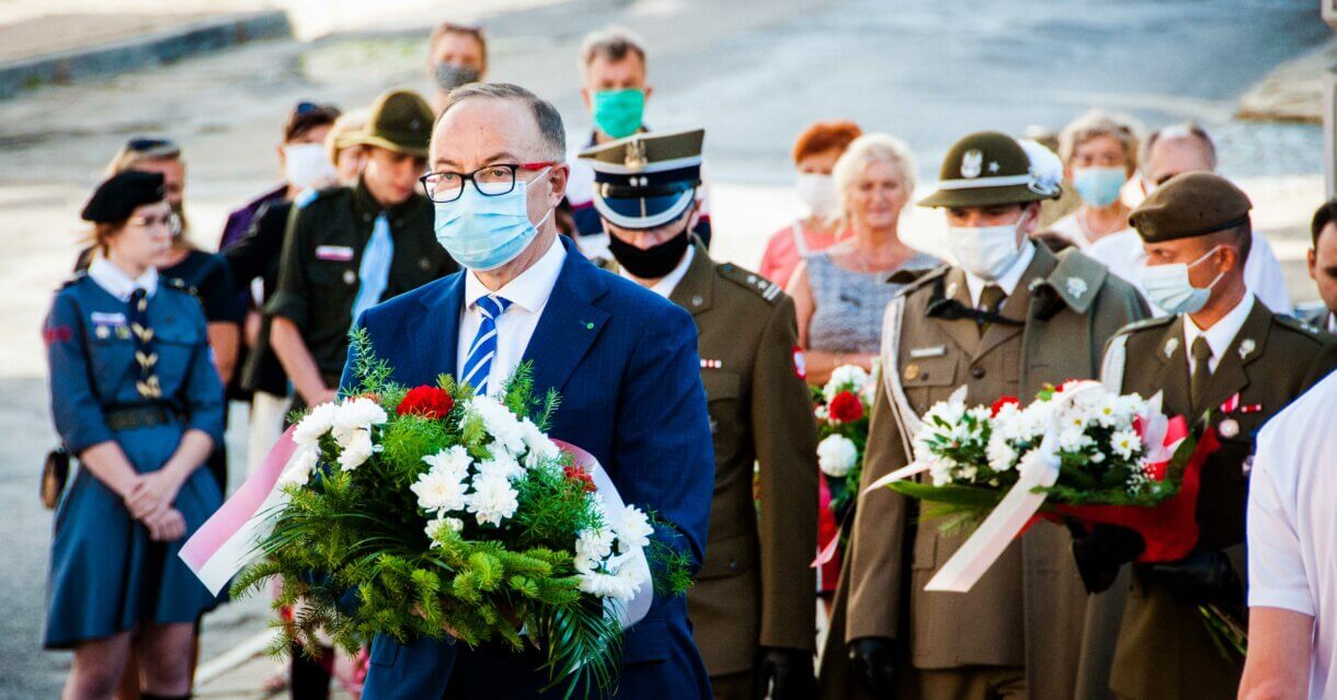 składanie pamiątkowych wiązanek kwiatów podczas rocznicy Powstania Warszawskiego przez uczestników uroczystości