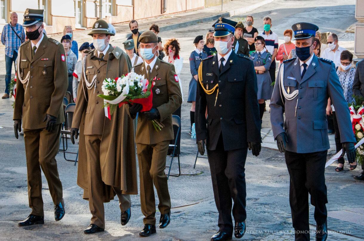 składanie pamiątkowych wiązanek kwiatów podczas rocznicy Powstania Warszawskiego przez uczestników uroczystości