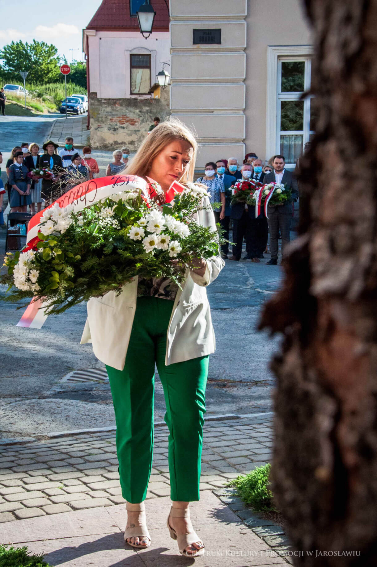 składanie pamiątkowych wiązanek kwiatów podczas rocznicy Powstania Warszawskiego przez uczestników uroczystości