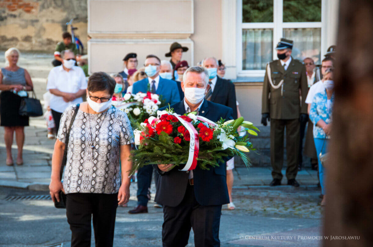 składanie pamiątkowych wiązanek kwiatów podczas rocznicy Powstania Warszawskiego przez uczestników uroczystości
