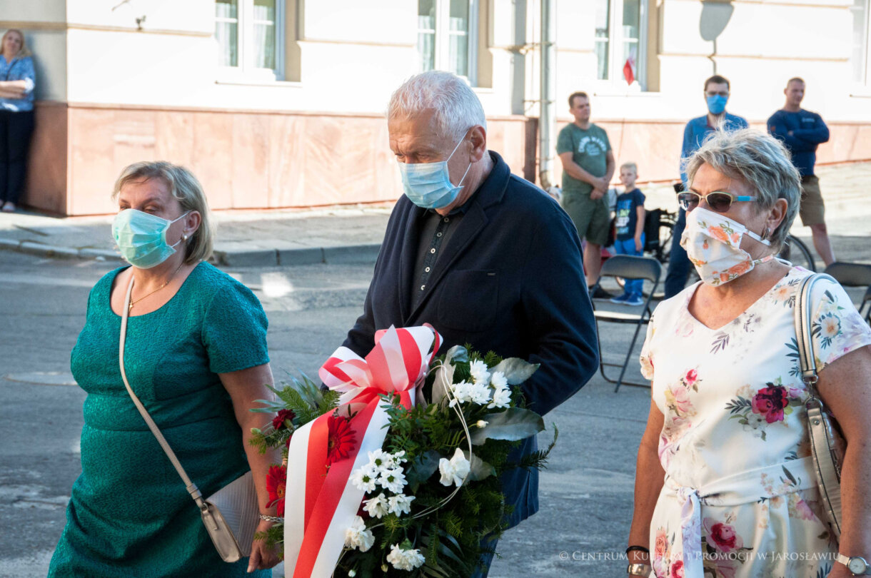 składanie pamiątkowych wiązanek kwiatów podczas rocznicy Powstania Warszawskiego przez uczestników uroczystości