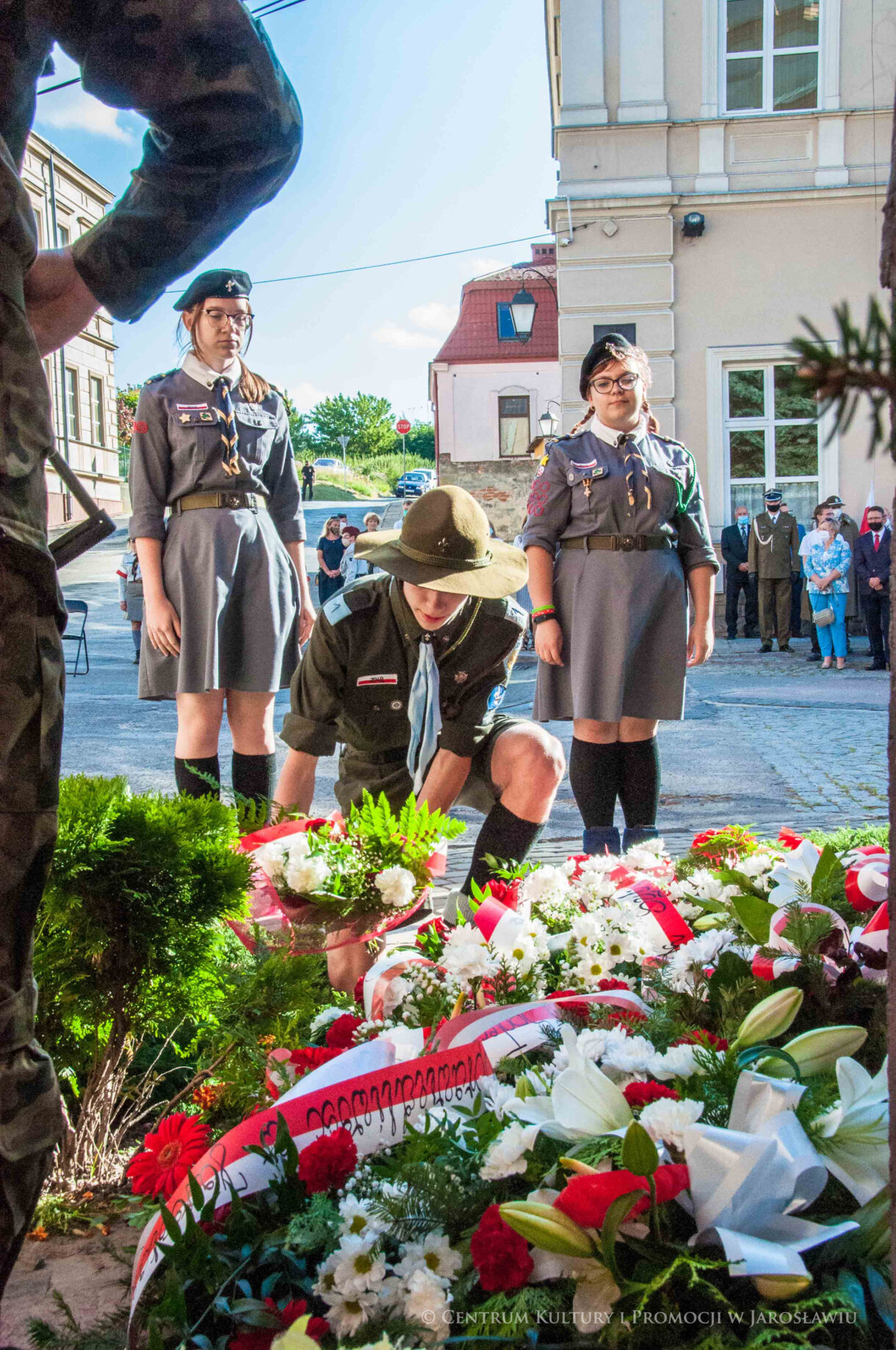 harcerze składają pamiątkową wiązankę kwiatów podczas rocznicy Powstania Warszawskiego