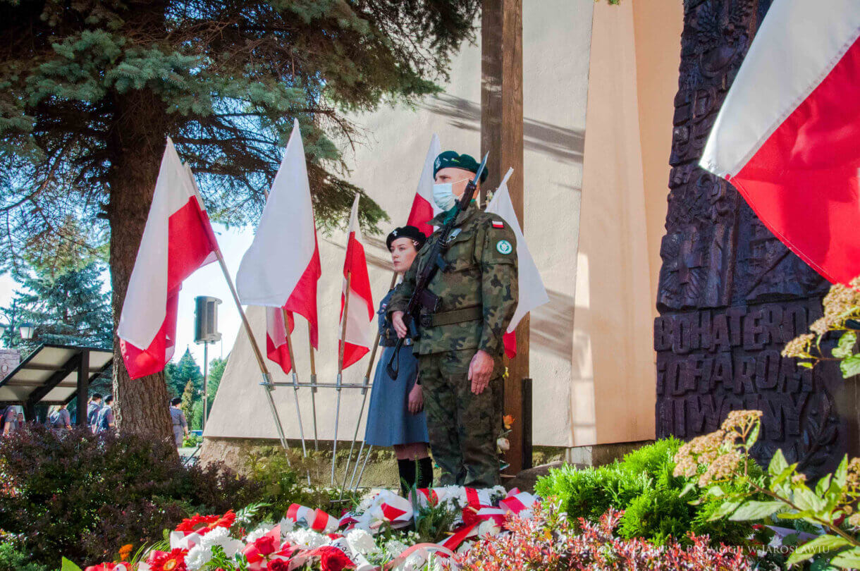 straż przy pomniku Bohaterów i Ofiar II wojny światowej