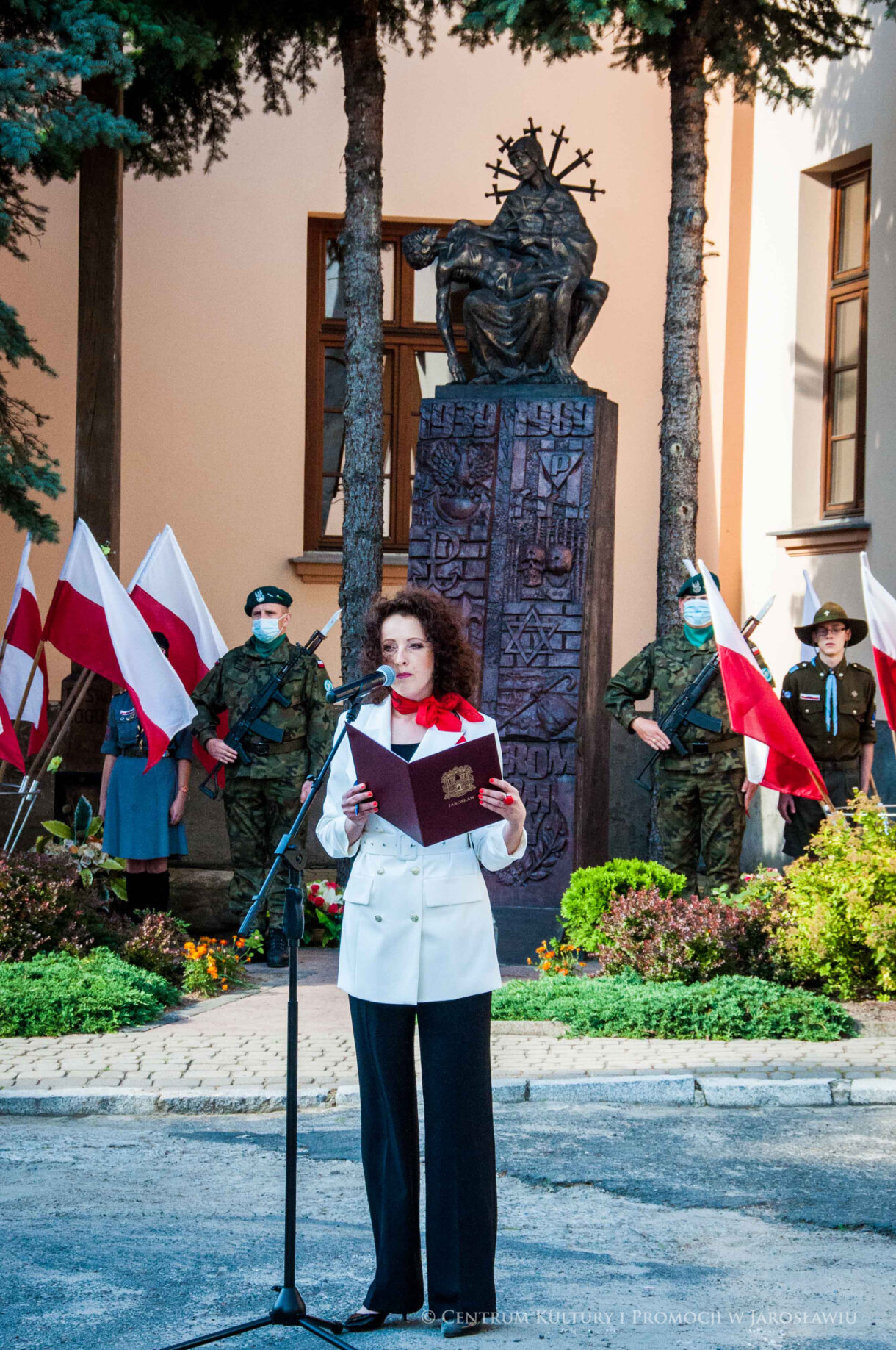 prowadząca uroczystości związane z upamiętnieniem Powstańców